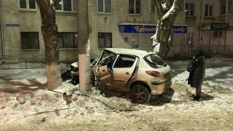 Во Владимире пьяная автомобилистка на Peugeot влетела в бетонный столб