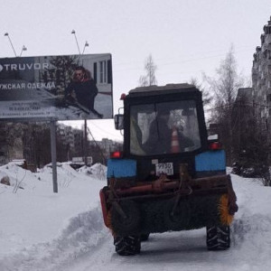 Владимирцев попросили убрать машины с парковки на улице Василисина