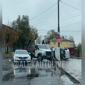 В Александрове легковушку впечатало в столб после ДТП 
