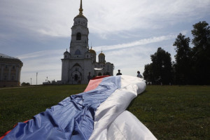 В центре Владимира растянули большой флаг России