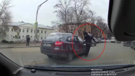 В Александрове мужчина с ребенком на руках чудом не попал под колеса авто