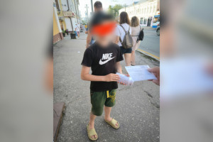 В центре Владимира ребенок распространял листовки с рекламой алкоголя