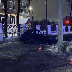 Во Владимире «четырка» влетела в столб и забор: 31-летний пассажир погиб