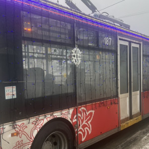 По Владимиру начали курсировать новогодние троллейбусы