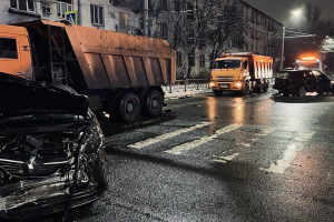 Во Владимире 2 иномарки отлетели в КамАЗ после столкновения на Усти-на-Лабе