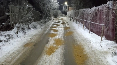 В центре Владимира опасные спуски щедро засыпали песком
