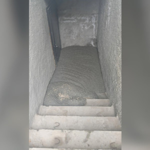 Во Владимире хулиганы залили бетоном вход в квест-комнату в жилом доме