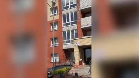 Во Владимире обрушилась часть фасада многоэтажки