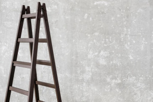 В Гусь-Хрустальном продавец-кассир отсудила деньги у работодателя за падение с лестницы