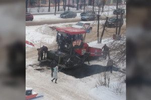 В двух районах Владимирской области в снегопад начали укладывать новый асфальт