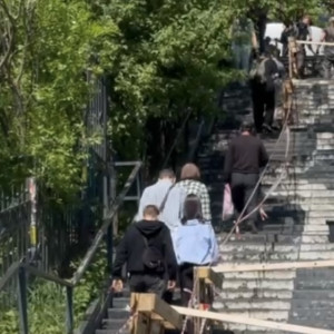 Во Владимире начали ремонтировать лестницу на Вокзальном спуске