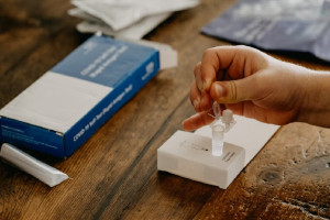 В Коврове отстраненная за отказ привиться сотрудница завода пожаловалась депутату Госдумы 