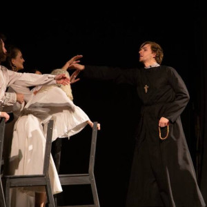 «Она живет ради Бога, я – для людей». Во Владимир привезли спектакль «Лев Толстой. Повесть»