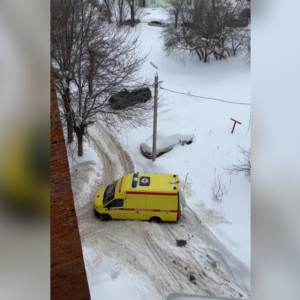 Во Владимире карета скорой помощи застряла в снегу у подъезда многоэтажки