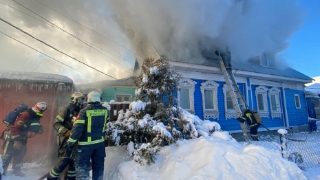 Случайно проходивший мимо пожарный спас людей из горящего дома в Коврове