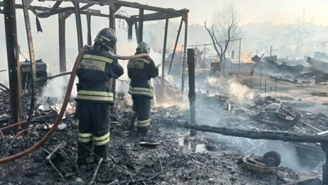 Во Владимирской области мощный пожар уничтожил два огромных сарая с машинами