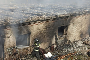 В деревне под Вязниками мощный пожар охватил ферму