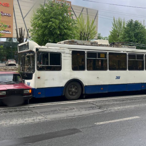 На проспекте Строителей во Владимире троллейбус протаранил «семерку»