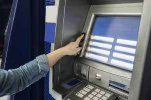 Жительница Владимира украла оставленые в банкомате деньги и попала под следствие