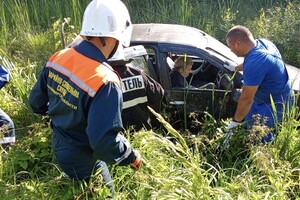 Во Владимирской области спасатели вызволили водителя съехавшей в кювет иномарки