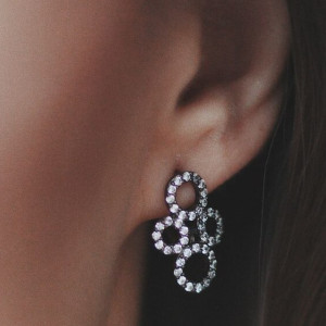 В Покрове мужчина сорвал серьги с ушей незнакомки