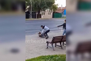 Жители Владимира сняли на видео драку на остановке