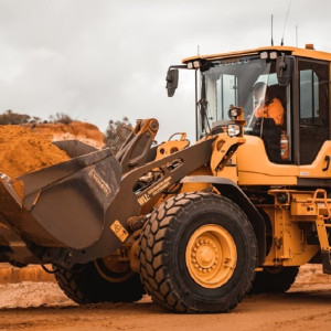 Под Владимиром пьяный бульдозерист гонялся за людьми и грозил расправой автоинспектору 