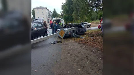 Во Владимирской области автомобиль придавило столбом после ДТП 