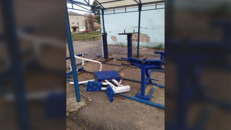 Во Владимире вандалы разгромили уличные тренажеры