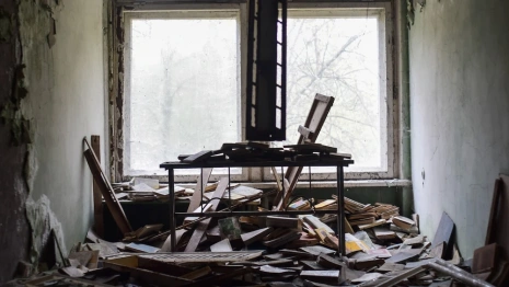 Во Владимирской области приставы выселили захламившую квартиру 65-летнюю женщину