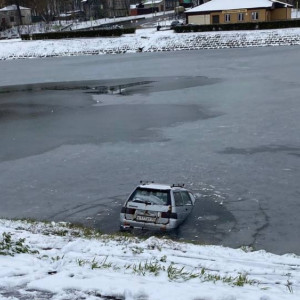 В Александрове легковушка с водителем оказались в реке
