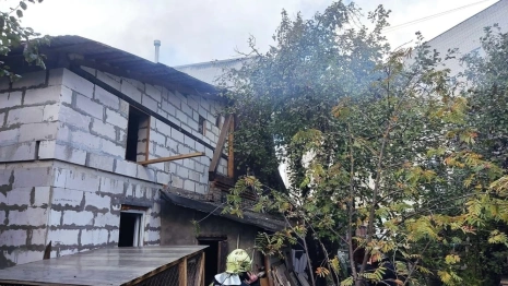 Во Владимире 20 спасателей съехались к горящему частному дому