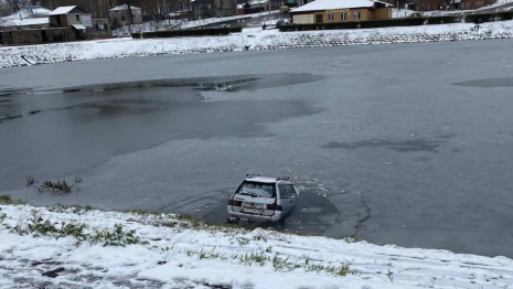 В Александрове легковушка с водителем оказались в реке
