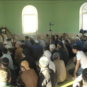Во Владимире 3 тыс. мусульман собрались у мечети в Добром на Ураза-байрам