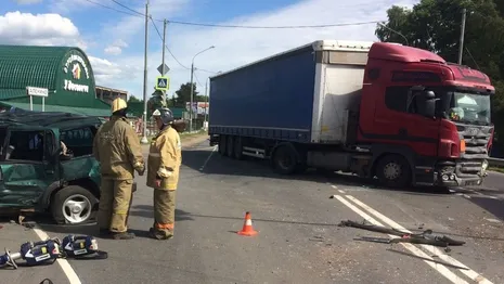 Во Владимирской области фура снесла внедорожник: момент ДТП попал на видео