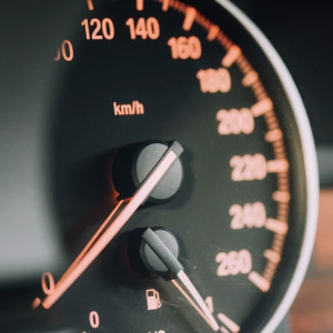 Пьяный мастер владимирского автосалона влетел в дерево на машине клиентки