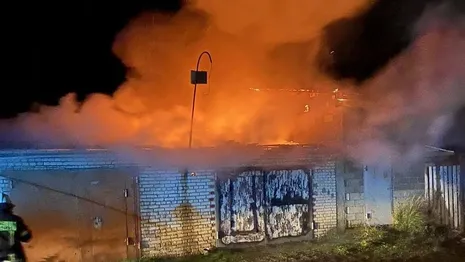 Во Владимирской области в полыхающих гаражах сгорела машина