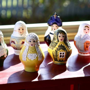 В Суздале появилась посвященная храмам и наличникам коллекция матрешек-свечек