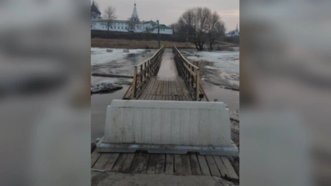 В Суздале из-за паводка запретили движение по пешеходным мостам
