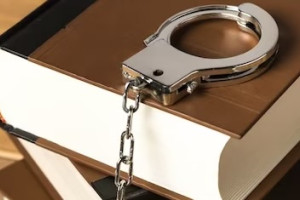 В Меленках бросившая ребенка ради выпивки мать избила инспектора ПДН