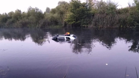 Полиция начала поиски владельца утонувшего в центре Суздаля авто