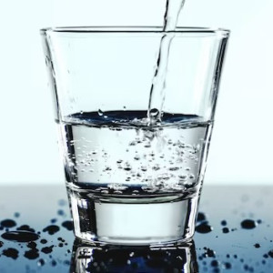 Жители Радужного пожаловались на питьевую воду со вкусом железа