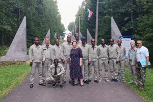 Отряд летчиков из Конго посетил мемориал Юрия Гагарина в Киржаче