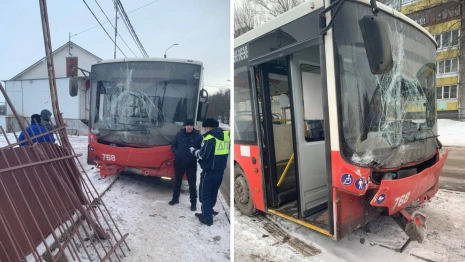 Во Владимире автобус протаранил забор автомойки