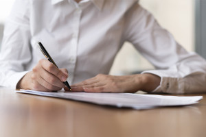 В Гусь-Хрустальном женщина пыталась убрать кандидата в депутаты из предвыборной гонки