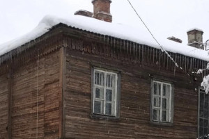В Кольчугино пенсионерку оставили в разрушающемся доме