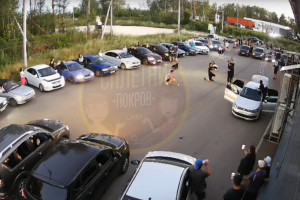 В Покрове парень сделал предложение девушке на парковке «Пятерочки»