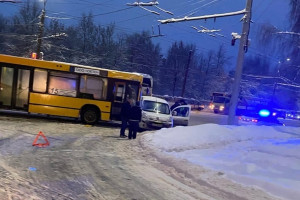 Во Владимире на обледенелой дороге столкнулись автобус и легковушка