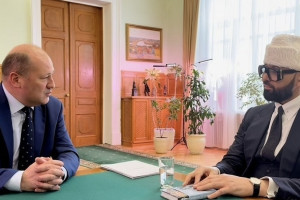 Известный блогер пообещал купить машину для бойцов СВО после поездки на Ferrari по набережной