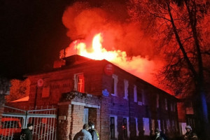 В Коврове жильцов сгоревшего дома поселили в гостинице 